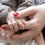 Μωρό στην αγκαλιά γυναίκας