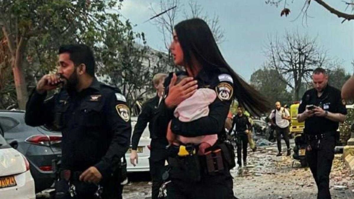 Αστυνομικός κρατά στην αγκαλιά της το βρέφος που διασώθηκε από τους βομβαρδισμούς του Ιράν