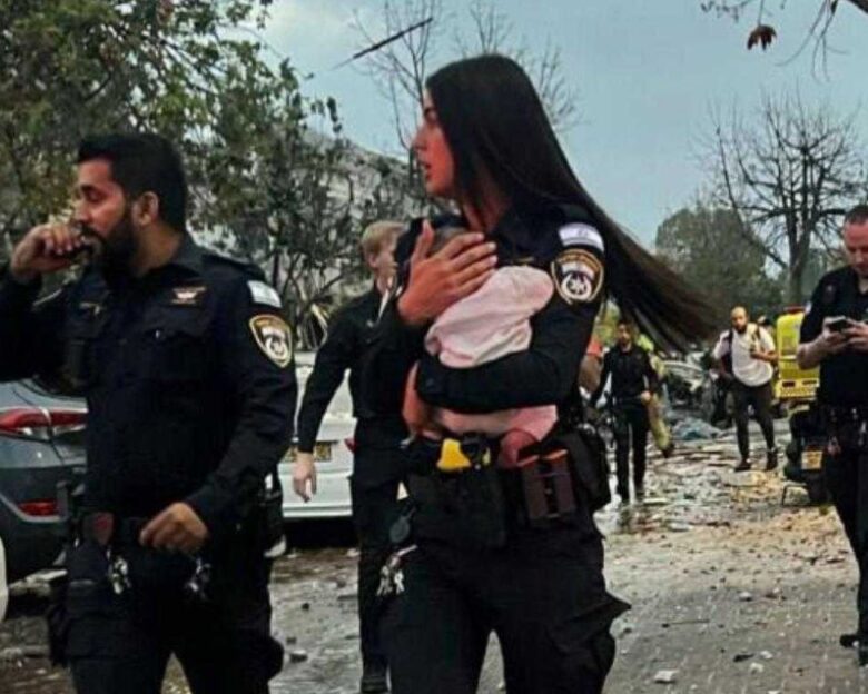 Ισραήλ: Μωρό τριών μηνών ανασύρθηκε ζωντανό από τα συντρίμμια του σπιτιού του μετά τον βομβαρδισμό του Ιράν