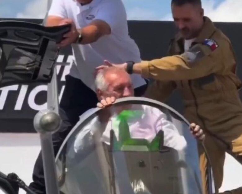 Γαλλία: Ο Φρανσουά Μπαϊρού σφήνωσε μέσα σε μαχητικό αεροσκάφος – Απίστευτο βίντεο