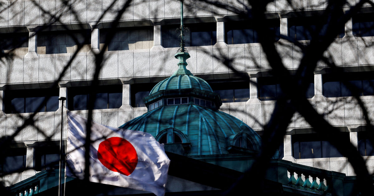 The Bank of Japan maintains interest rates and slows down the withdrawal from bond market