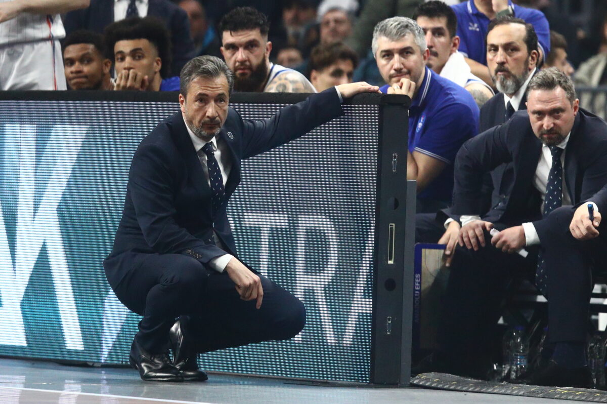 Ο Λούκα Μπάνκι στον πάγκο της Εφές (ΜΑΡΚΟΣ ΧΟΥΖΟΥΡΗΣ