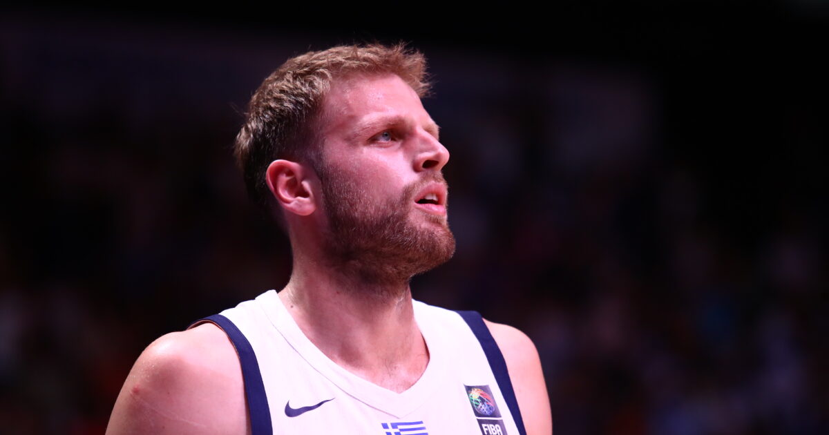 AEK examines Vasilis Charalampopoulos