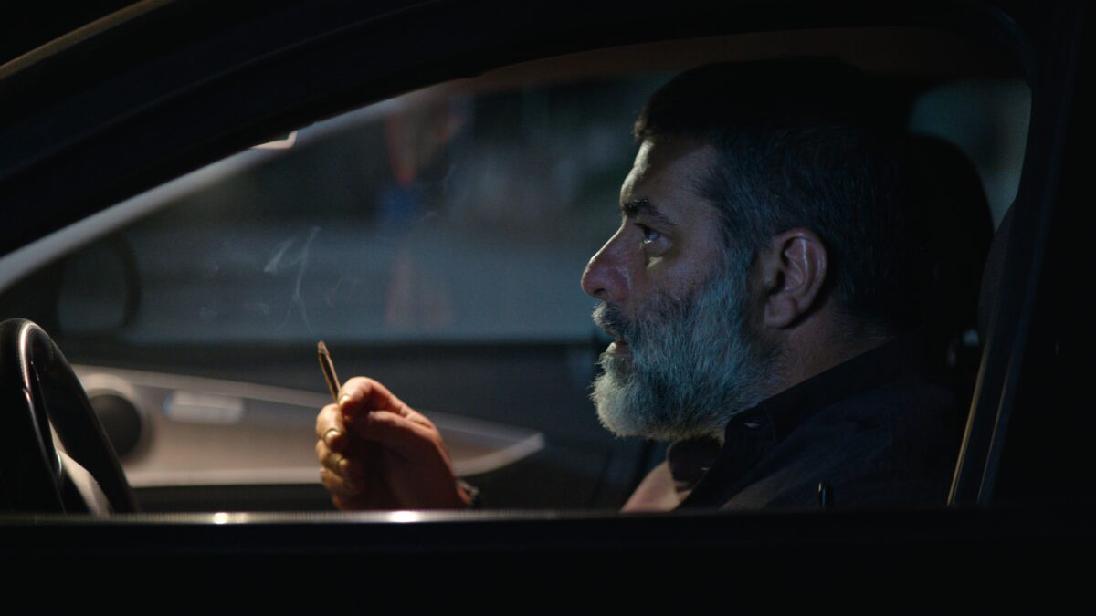 First Look: Η «ΣΠΑΣΜΕΝΗ ΦΛΕΒΑ» του Γιάννη Οικονομίδη έχει ημερομηνία κυκλοφορίας–Δείτε τα πρώτα stills