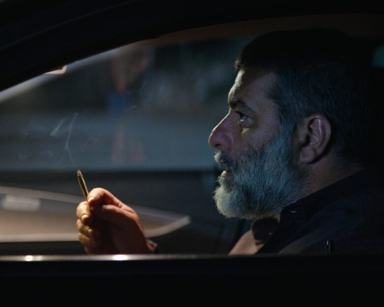 First Look: Η «ΣΠΑΣΜΕΝΗ ΦΛΕΒΑ» του Γιάννη Οικονομίδη έχει ημερομηνία κυκλοφορίας–Δείτε τα πρώτα stills