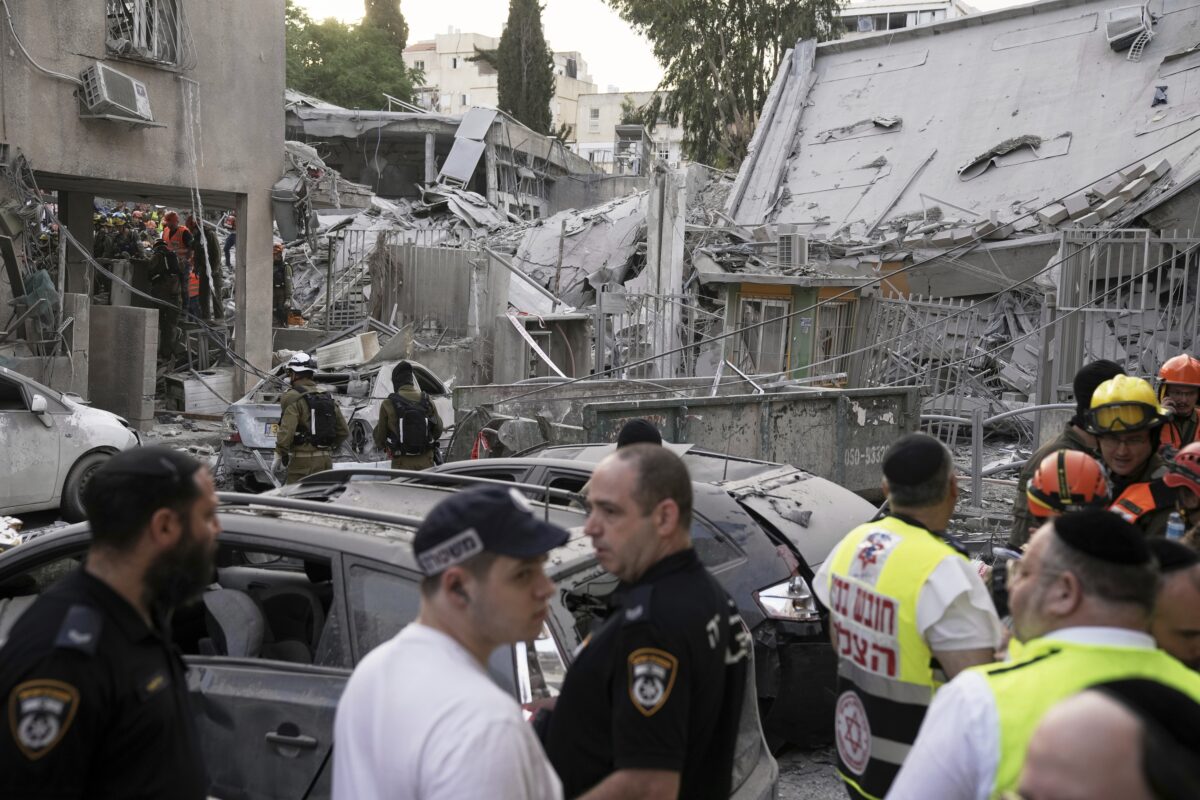 Διασώστες ψάχνουν στα χαλάσματα κτιρίου σε περιοχή κοντά στο Τελ Αβίβ