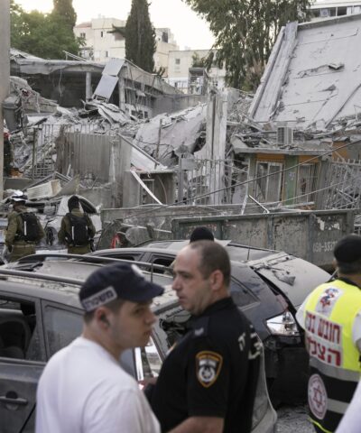 Διασώστες ψάχνουν στα χαλάσματα κτιρίου σε περιοχή κοντά στο Τελ Αβίβ