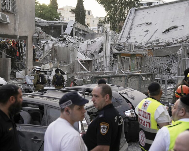 Στην κόψη του ξυραφιού η Μέση Ανατολή: Ομοβροντία ιρανικών πυραύλων στο Ισραήλ – Το Ιράν απειλεί με πιο καταστροφικά χτυπήματα