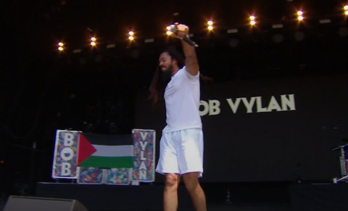 Ο τραγουδιστής των Bob Vylan στο Γκλαστονμπέρι