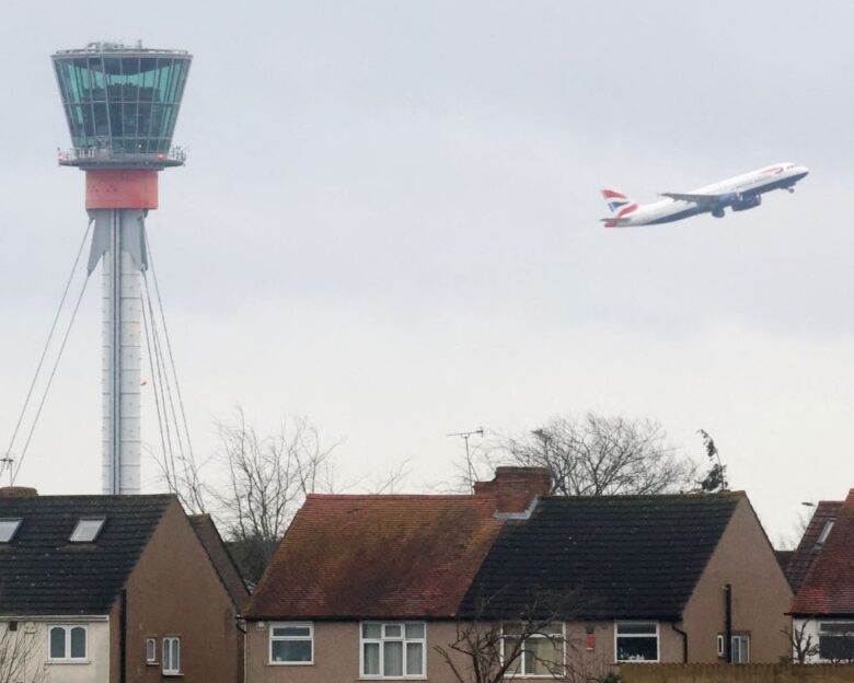 Αεροσυνοδός της British Airways εξαφανίστηκε εν ώρα πτήσης και τον βρήκαν γυμνό να χορεύει σε τουαλέτα