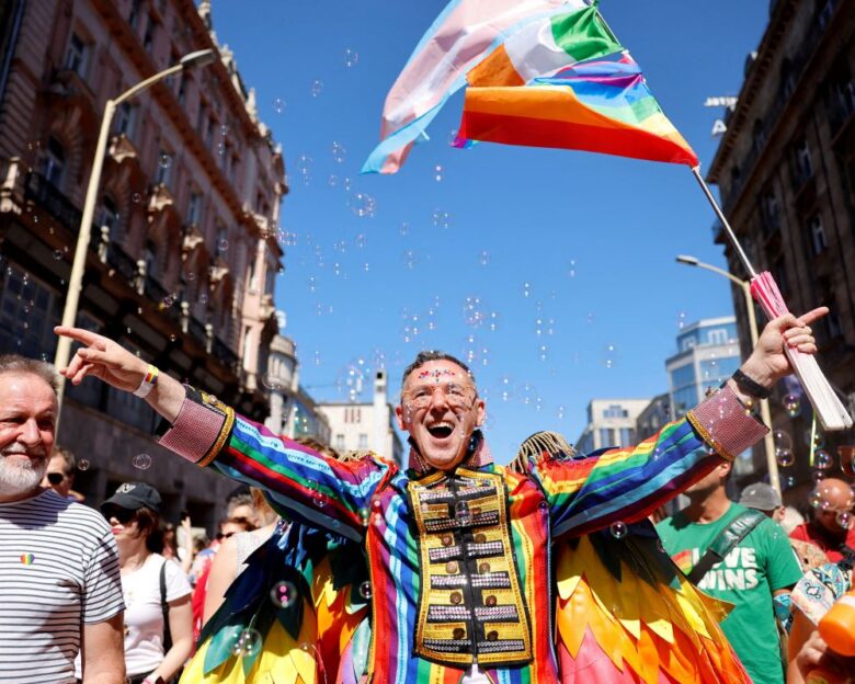Ουγγαρία: Χιλιάδες στην παρέλαση του gay pride – Γύρισαν την πλάτη στην απαγόρευση του Όρμπαν