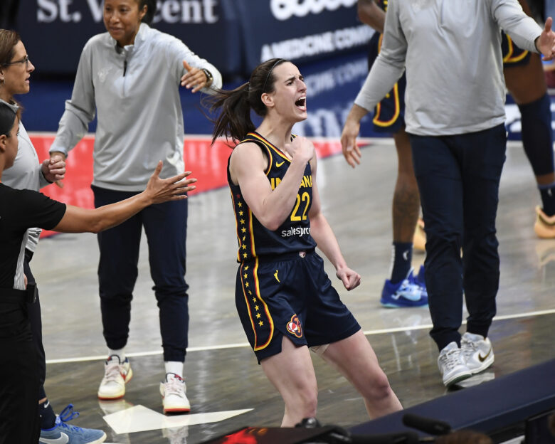 Χαμός στο WNBA με τρεις αποβολές λόγω της ασταμάτητης Κέιτλιν Κλαρκ