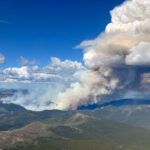 Πυκνοί καπνοί από τη φωτιά σε δασική έκταση στη Βρετανική Κολομβία στον Καναδά