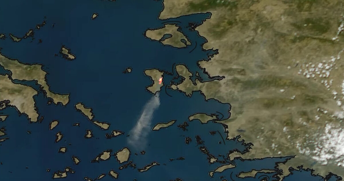 Η φωτιά στη Χίο όπως φαίνεται από δορυφόρο – Στις Κυκλάδες έφτασαν οι καπνοί