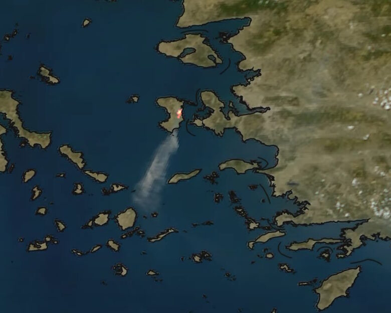 Η φωτιά στη Χίο όπως φαίνεται από δορυφόρο – Στις Κυκλάδες έφτασαν οι καπνοί