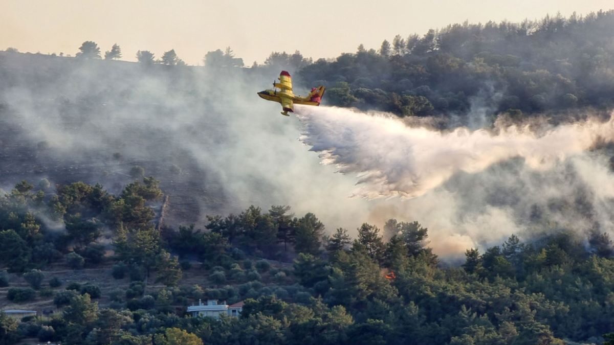 Αεροσκάφος Καναντέρ στη φωτιά στη Χίο