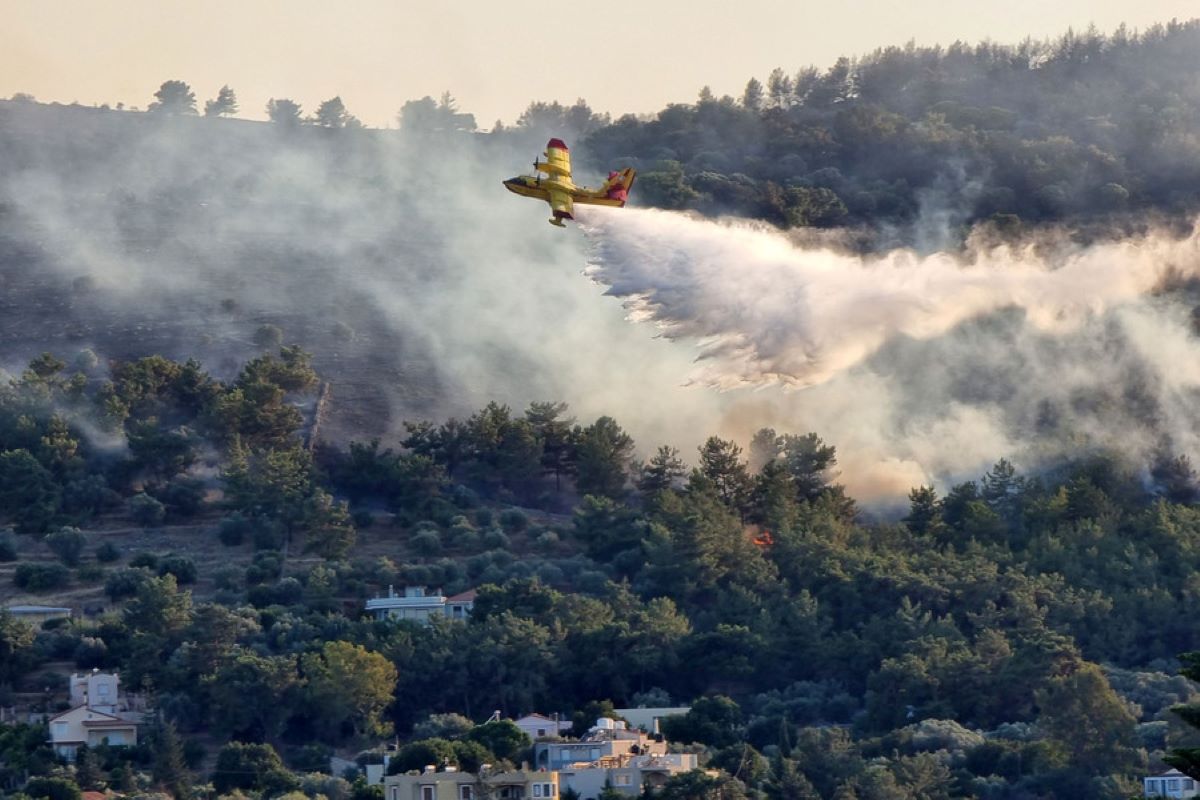 Αεροσκάφος Καναντέρ στη φωτιά στη Χίο