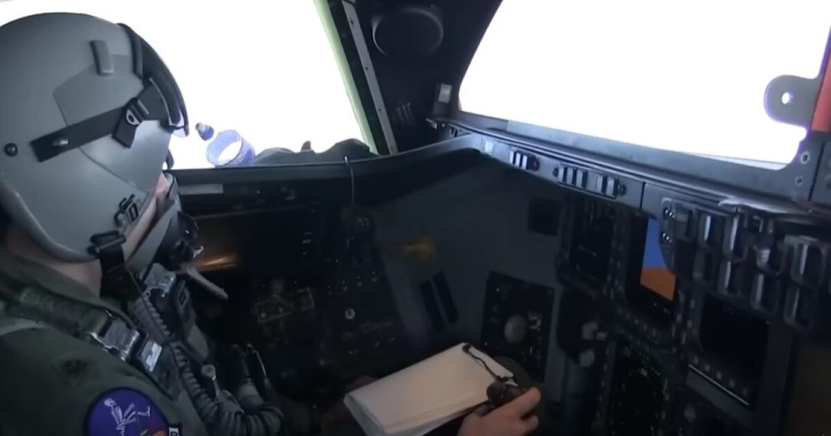 How is the cockpit of a B -2 bomber – video from the “invisible” US war machine