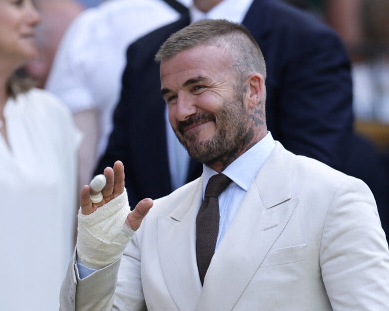 Ο Ντέιβιντ Μπέκαμ με δεμένο χέρι στο Wimbledon