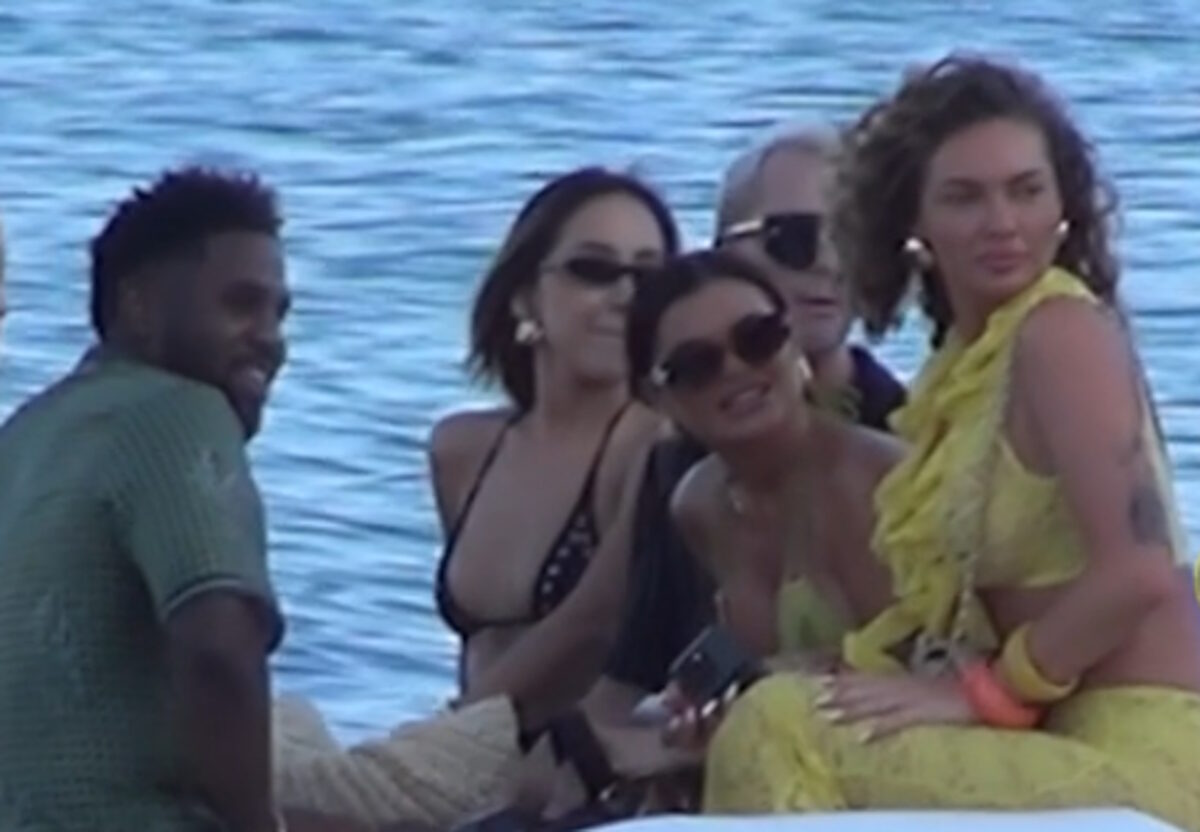O Jason Derulo σε στιγμιότυπο από τις διακοπές του στη Μύκονο