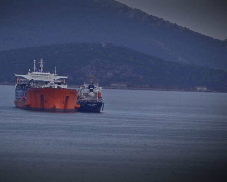 Έκρηξη σε τάνκερ ελληνικών συμφερόντων ανοιχτά της Λιβύης – Ρυμουλκείται στην Ελλάδα