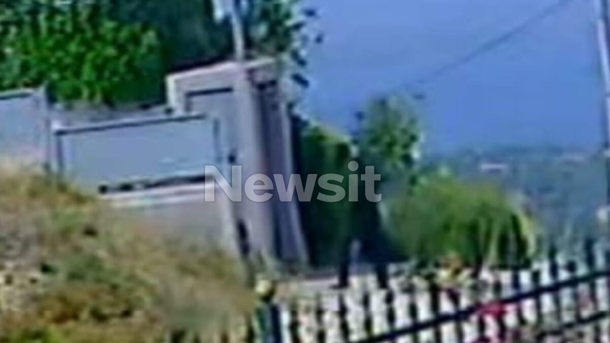Η στιγμή που ο διαρρήκτης, ο οποίος προκάλεσε την καταδίωξη στην Αττική Οδό, μπαίνει σε σπίτι στον Νέο Βουτζά