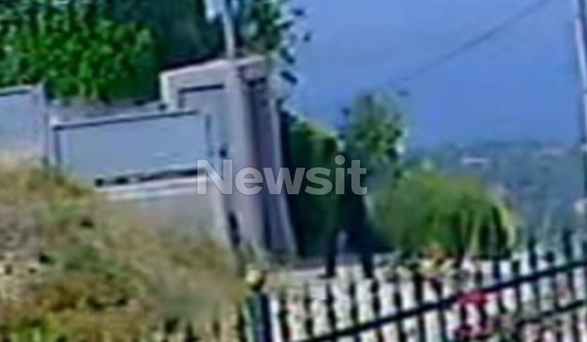 Η στιγμή που ο διαρρήκτης, ο οποίος προκάλεσε την καταδίωξη στην Αττική Οδό, μπαίνει σε σπίτι στον Νέο Βουτζά