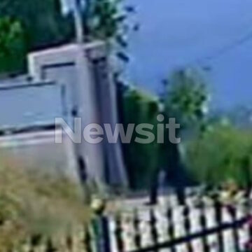 Η στιγμή που ο διαρρήκτης, ο οποίος προκάλεσε την καταδίωξη στην Αττική Οδό, μπαίνει σε σπίτι στον Νέο Βουτζά
