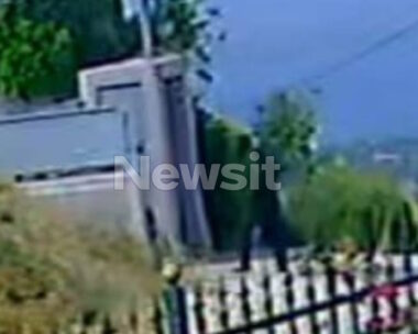Η στιγμή που ο διαρρήκτης, ο οποίος προκάλεσε την καταδίωξη στην Αττική Οδό, μπαίνει σε σπίτι στον Νέο Βουτζά