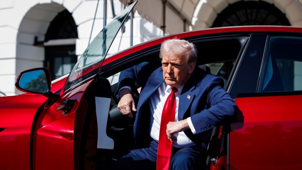 Ο Ντόναλντ Τραμπ με το Tesla