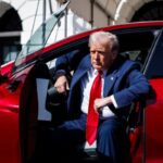Ο Ντόναλντ Τραμπ με το Tesla