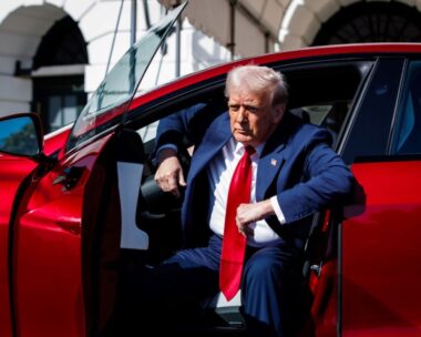 Ο Ντόναλντ Τραμπ με το Tesla
