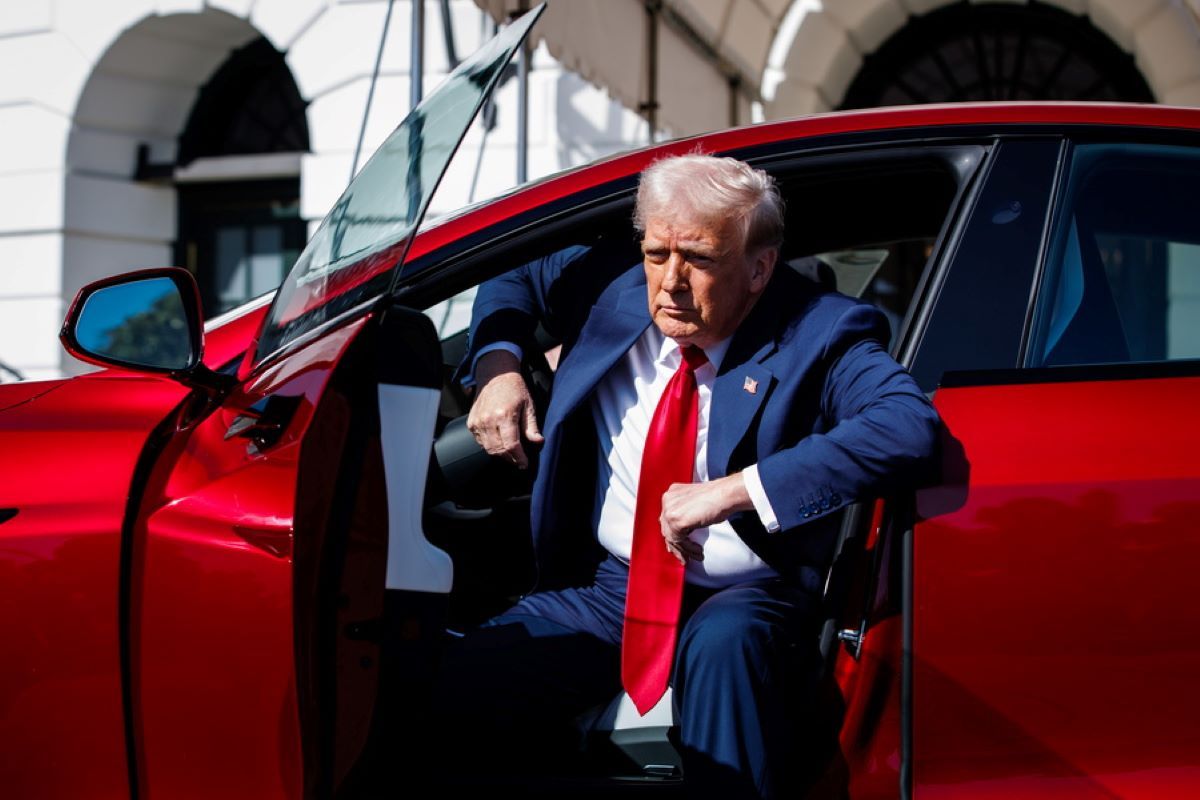 Ο Ντόναλντ Τραμπ με το Tesla