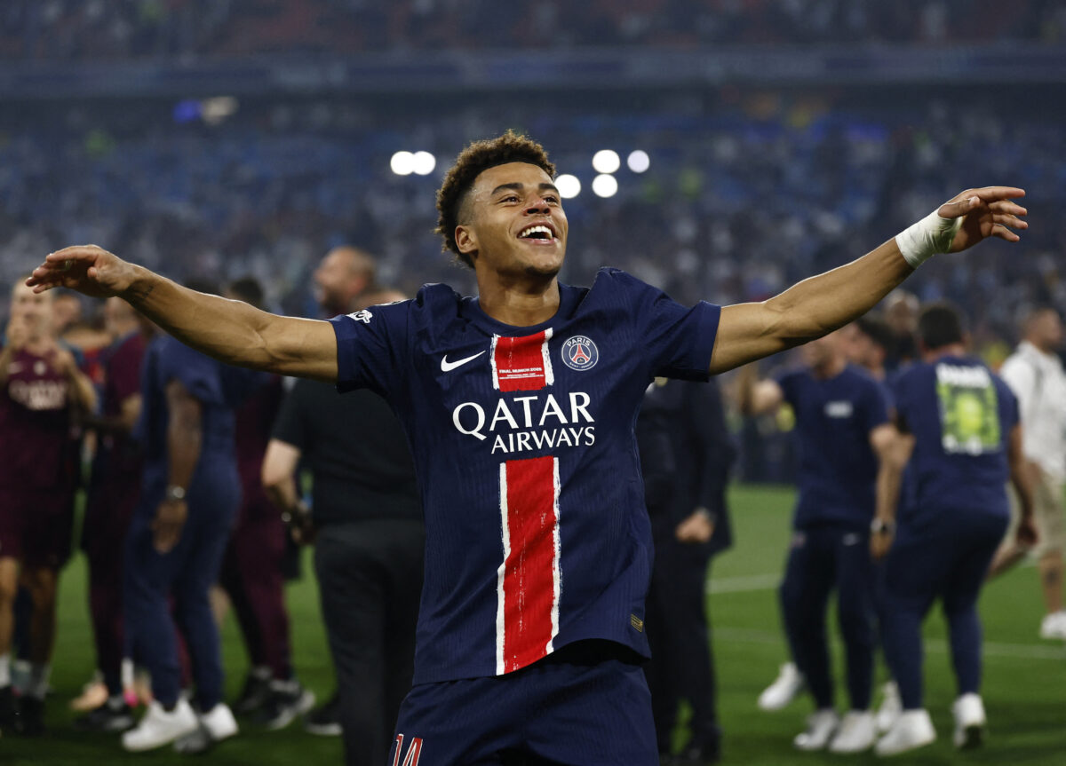Ο Ντουέ πανηγυρίζει την κατάκτηση του Champions League
