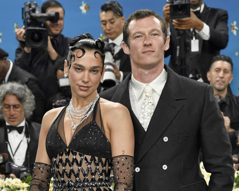 Η Dua Lipa αρραβωνιάστηκε τον Callum Turner: «Είμαι ξετρελαμένη μαζί του»