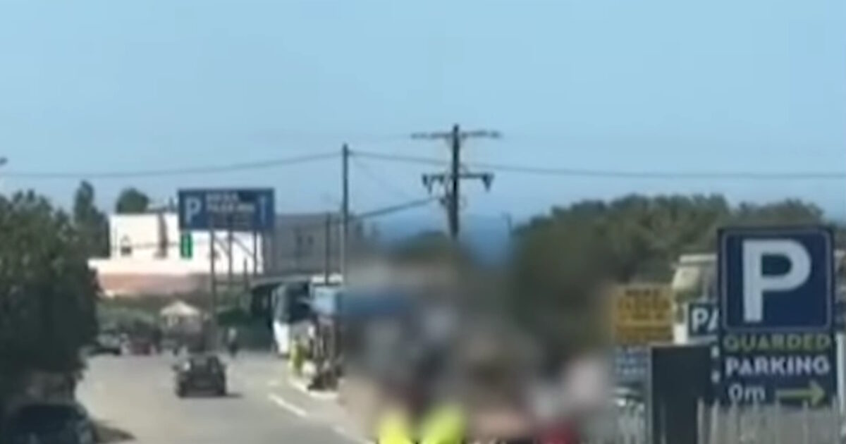 Αστυνομικοί ντύθηκαν τουρίστες και τσάκωσαν τους παρκαδόρους στο Ελαφονήσι Χανίων – Αποκαλυπτικά βίντεο