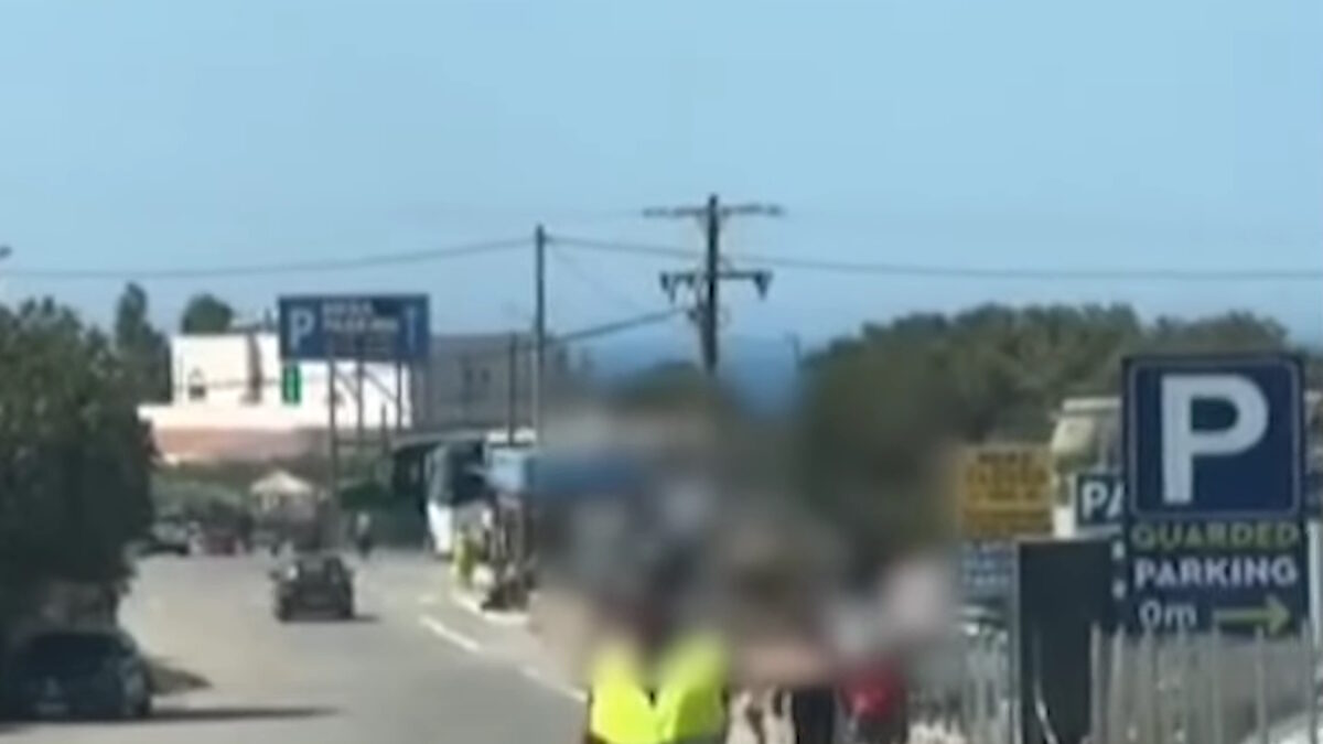 «Κράχτες» των πάρκινγκ στο Ελαφονήσι Χανίων