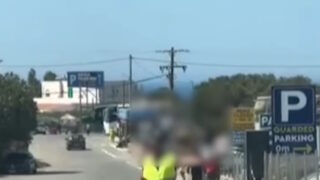 «Κράχτες» των πάρκινγκ στο Ελαφονήσι Χανίων