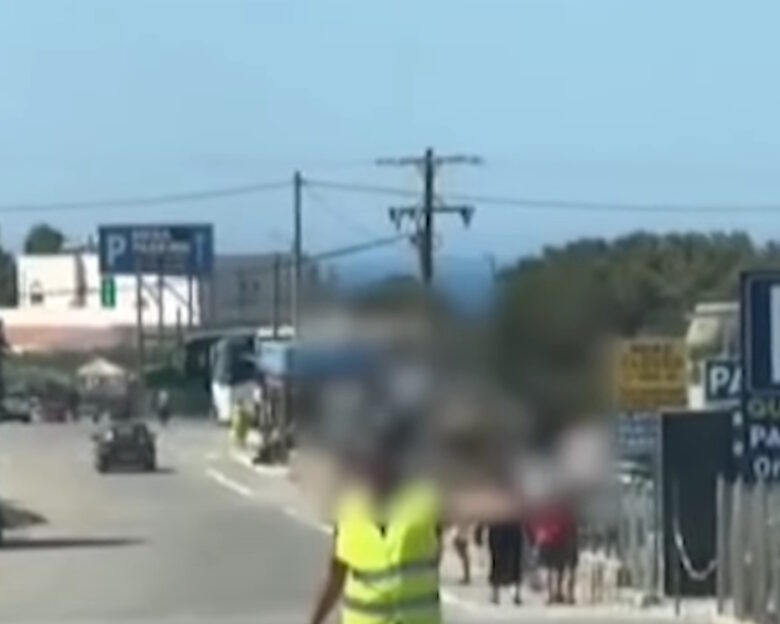 Αστυνομικοί ντύθηκαν τουρίστες και τσάκωσαν τους παρκαδόρους στο Ελαφονήσι Χανίων – Αποκαλυπτικά βίντεο