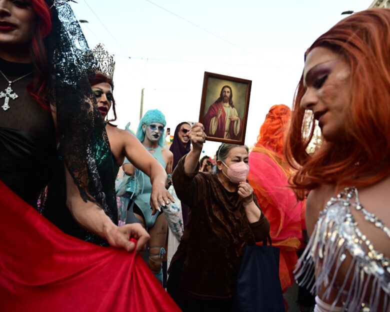 Athens Pride 2025: Χιλιάδες πολίτες κατέκλυσαν το Σύνταγμα με πολύχρωμες σημαίες και ρούχα – «Έφοδος» της Λουκά στην παρέλαση