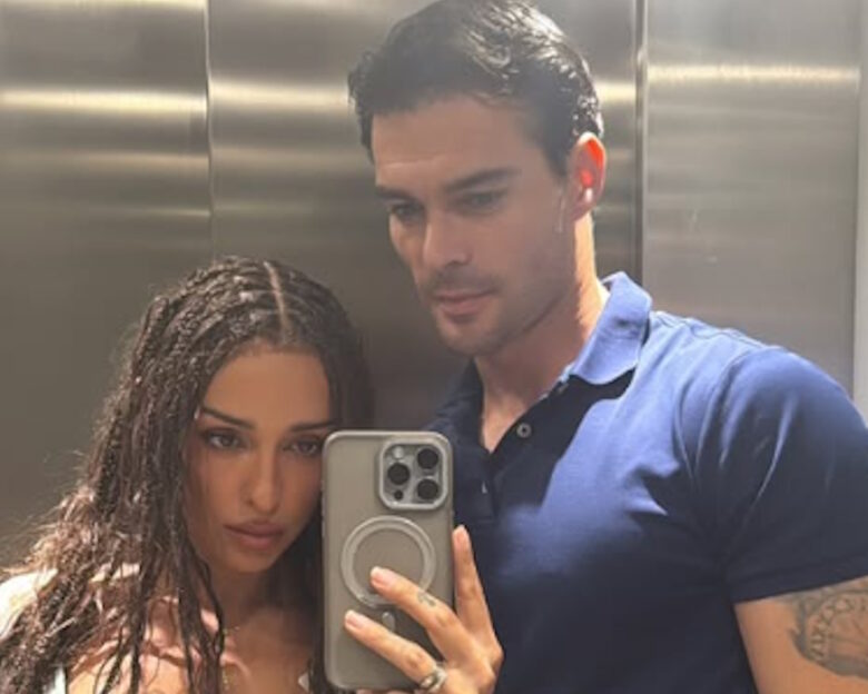 Η Ελένη Φουρέιρα έβγαλε selfie με τον Αλμπέρτο Μποτία στο ασανσέρ: Η σπάνια πόζα του ερωτευμένου ζευγαριού