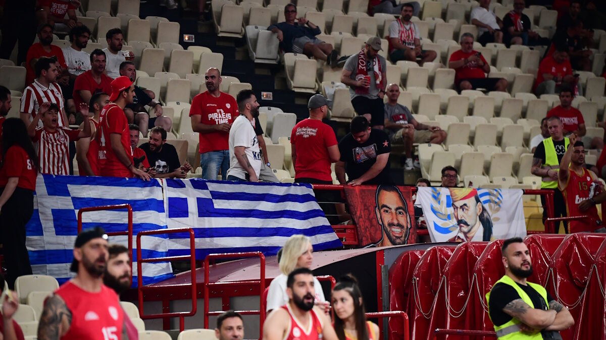 Ελληνικές σημαίες πίσω από τον πάγκο του Παναθηναϊκού στο ΣΕΦ (ΦΩΤΟ KLODIAN LATO
