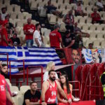 Ελληνικές σημαίες πίσω από τον πάγκο του Παναθηναϊκού στο ΣΕΦ (ΦΩΤΟ KLODIAN LATO