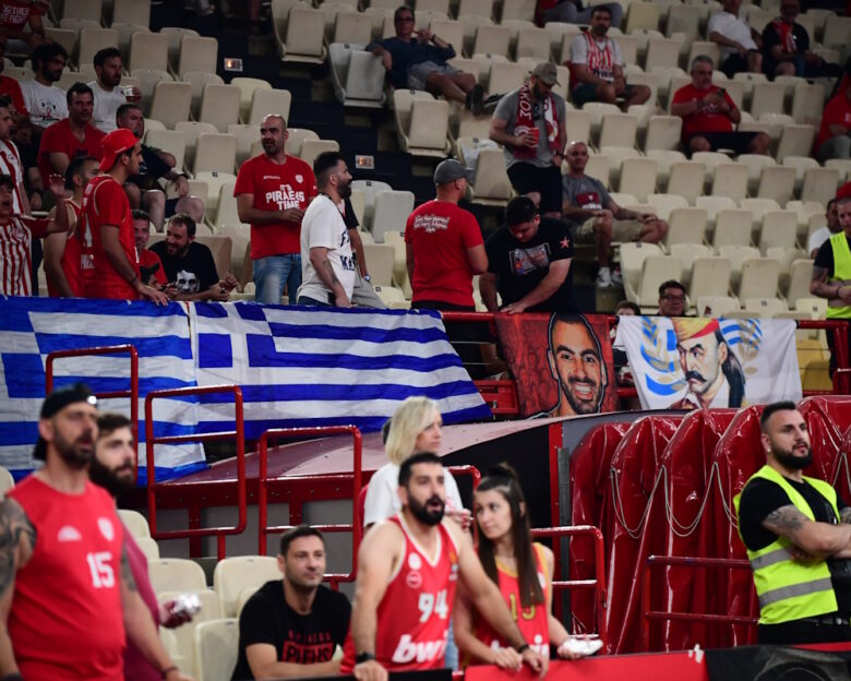Ολυμπιακός – Παναθηναϊκός: Ελληνικές σημαίες πίσω από τον πάγκο της ομάδας του Εργκίν Αταμάν στο ΣΕΦ