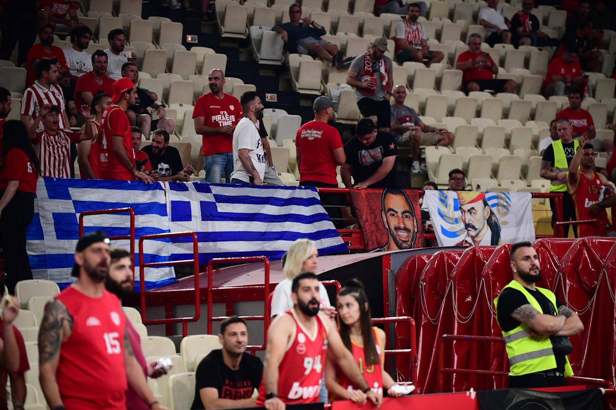 Ελληνικές σημαίες πίσω από τον πάγκο του Παναθηναϊκού στο ΣΕΦ (ΦΩΤΟ KLODIAN LATO