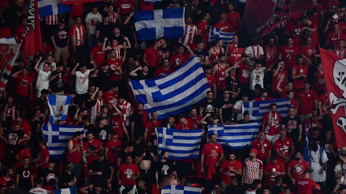 Το ΣΕΦ γεμάτο ελληνικές σημαίες (ΦΩΤΟ ΓΙΩΡΓΟΣ ΜΑΤΘΑΙΟΣ