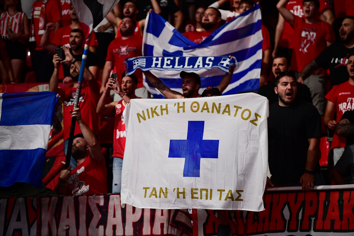 Το ΣΕΦ γεμάτο ελληνικές σημαίες  (ΦΩΤΟ KLODIAN LATO