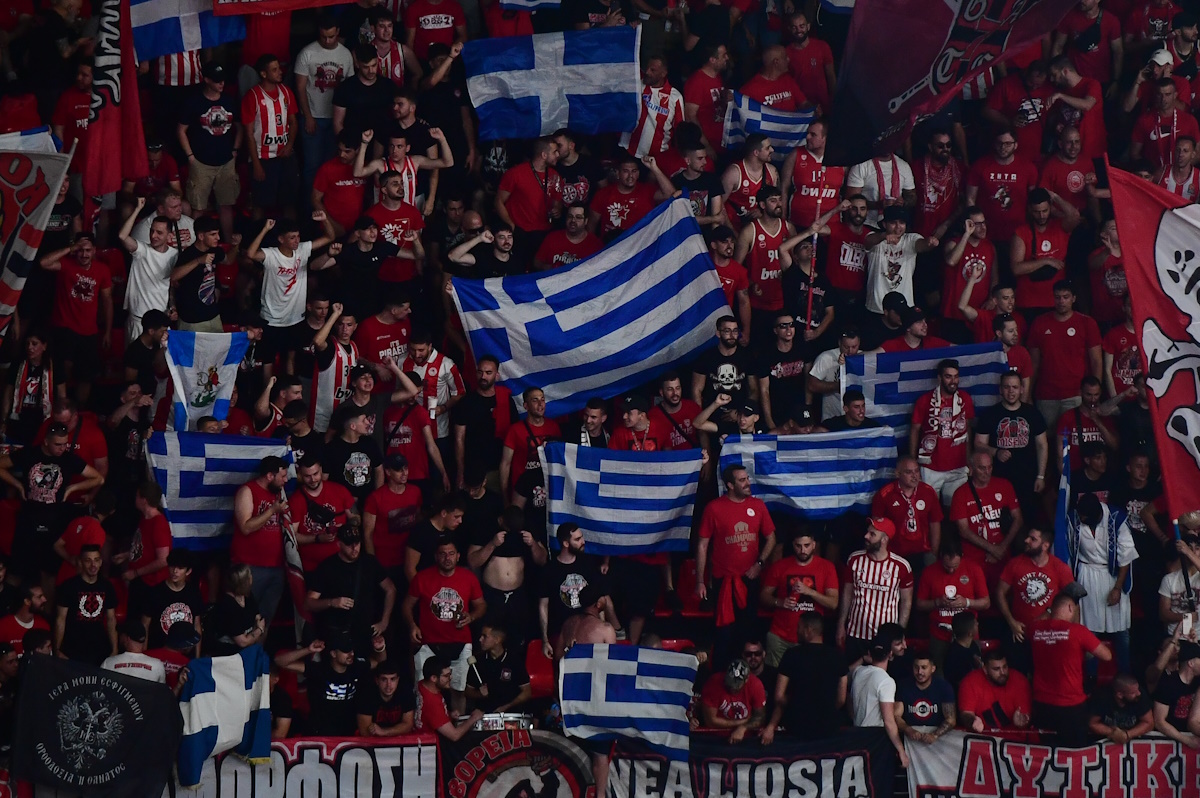 Το ΣΕΦ γεμάτο ελληνικές σημαίες (ΦΩΤΟ ΓΙΩΡΓΟΣ ΜΑΤΘΑΙΟΣ