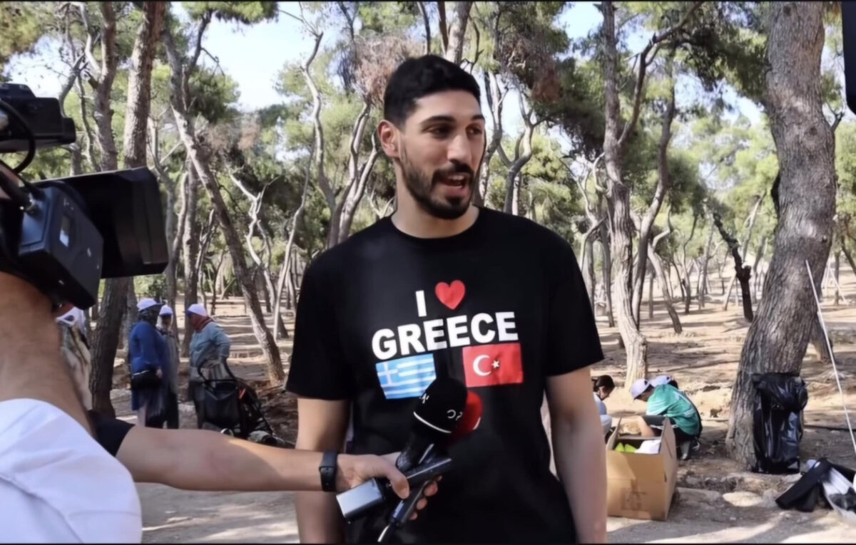 Ο Ενές Καντέρ με μπλουζάκι "I love Greece"