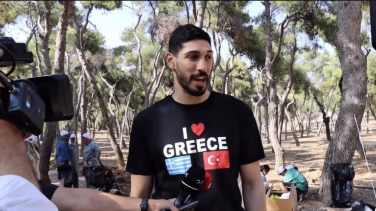 Ο Ενές Καντέρ με μπλουζάκι "I love Greece"